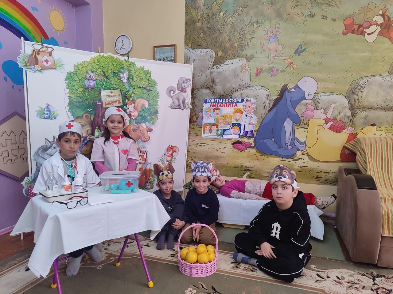 Специалист по работе с семьей З.М. Нажмудинова провела с детьми занятие по сказке К.И. Чуковского "Доктор Айболит".