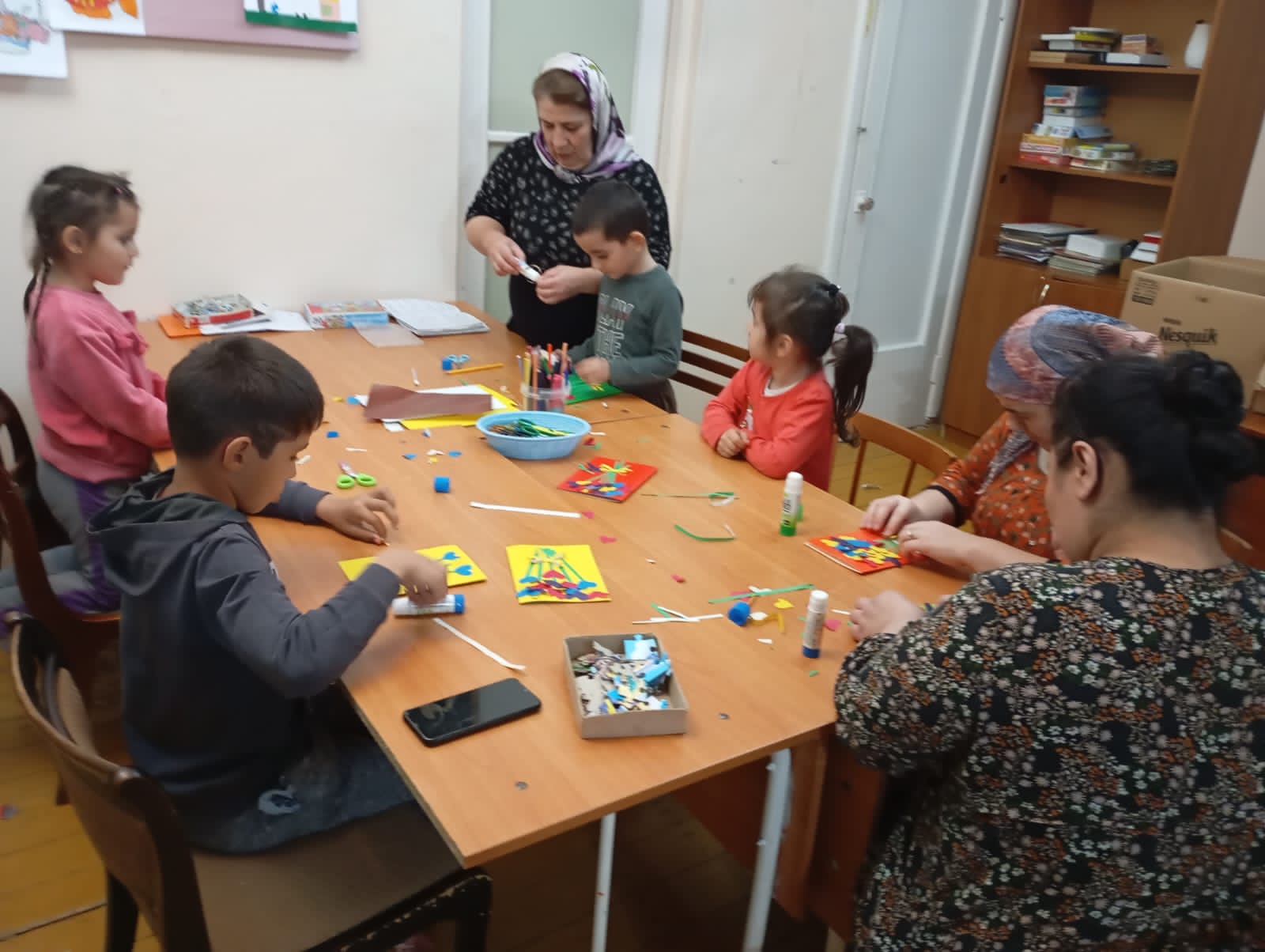 В Реабилитационном центре провели мастер-класс для детей «Открытка своими руками ко Дню матери».