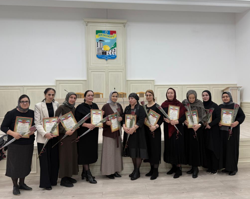 Глава Кизилюрта отметил благодарностью сотрудников реабилитационного центра для детей с особенностями здоровья.