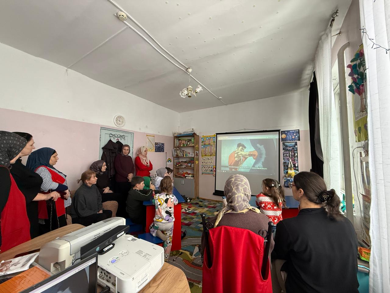 Реабилитационном центре для детей с ограниченными возможностями г. Кизилюрт организовали просмотр анимационных комиксов проекта «Живой карандаш» («ВОВекиСВОи»)
